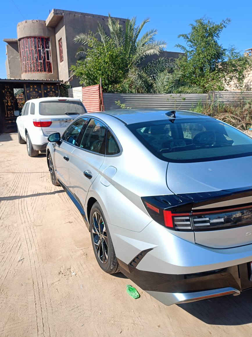 السلام عليكم 
سوناتا موديل 24 فول عدا الفتحة الشكل الجديد SEL
ماشية 5 الف كيلو لون سلفر
بيها بنيد ومدكر السيارة  وتشوف بعينك كلش نظيفة جديدة .
المواصفات :
بصمة وتشغيل عن بعد 
تدفئة مقاعد 
قيادة ذاتية 
كشن كهربائي 
الكير 8 نمر 
السيارة حرة مرقم كامل جاهزة
السعر : 200  مناسب جداً 
المكان : البصرة 
للاستفسار على الرقم *********** البصرة, العراق
