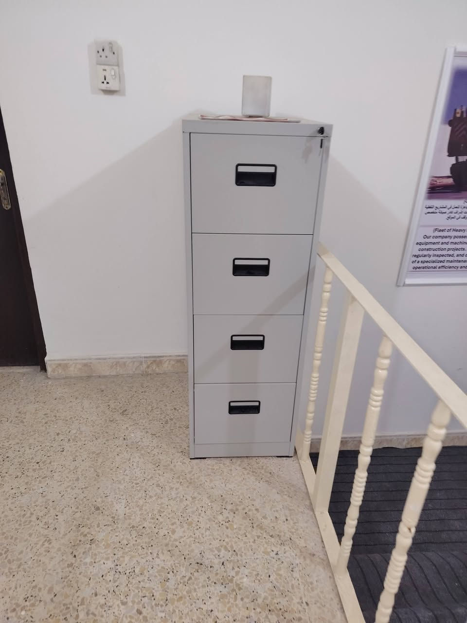 أثاث مكتب للبيع مستعمل ثلاثة أشهر فقط جديدة بعدة

***********
