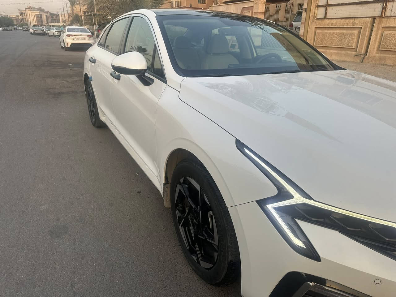 كي فايف خليجي موديل 2024 شكل الجديد  ماشيه 39 الف كمرقم
رقم بغداد ابسمي فووول موصفات فتحه سقف كشن كهرباء مكينه 2500cc حساس امامي خلفي كامره اصليه شاشه متصله بيها صبغ قليل جوه قبق البانزين مكانها بغداد الرصافه ***********
