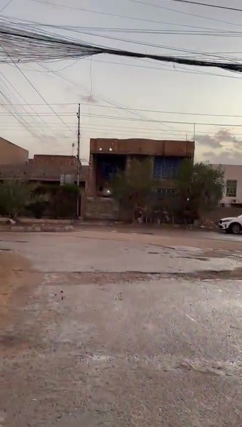 بيت للبيع ٢٠٠م شارع ٣٠ومقابيله شارع ٣٠ طابقين ٥كيلو قرب جامع حذيفة ابن اليمان عرض تجاري وبسعر مناسب جداً 
الطابق الارضي غرفتين نوم وصاله وستقبال ومطبخ وصحيات خارجية وداخلية وترك 
الطابق الثاني غرفتين نوم وصاله وسطح 
البيت طابو صرف تحويل مباشر 
علما سعر القطعه ١٠٠ مليون 
البيت كامل من الداخل بورسلين وحزام ١٢٠ 
جان ماجر ب٤٠٠الف يرهم سكن ويرهم تجاره 
نقصه بس واجهيه ولبخ الداير 
السعر ١١٥ مليون 
مكتب كريم العبيدي 
***********
