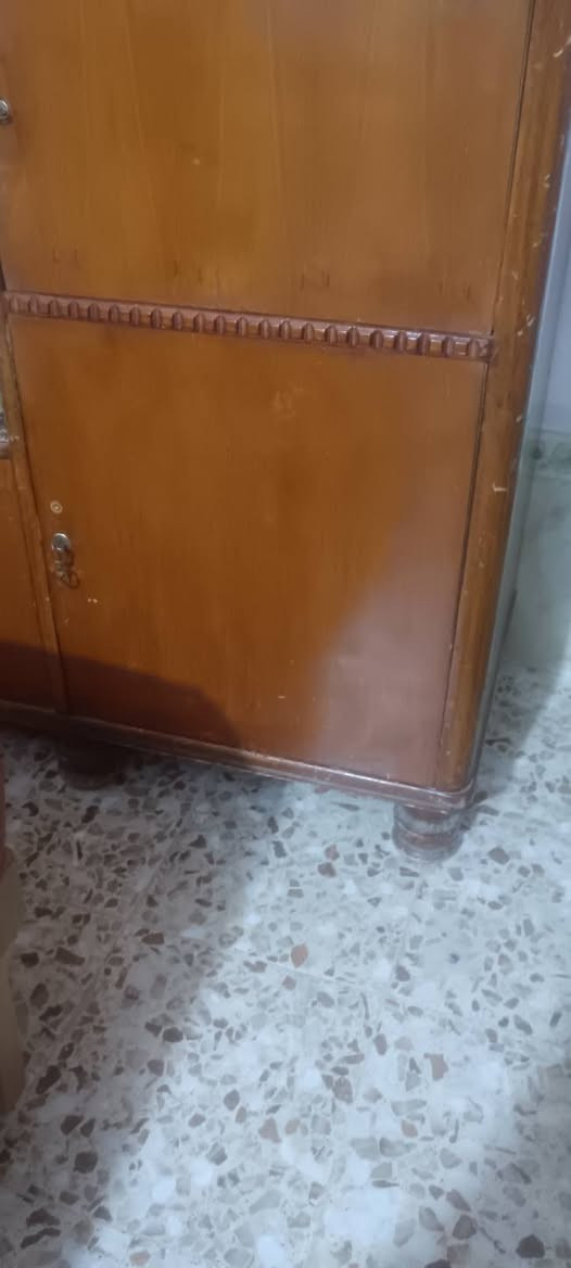 سلام عليكم دولاب للبيع حاله مستخدمه بس نضيفه السعر 300 وبيه مجال للشراي ***********
