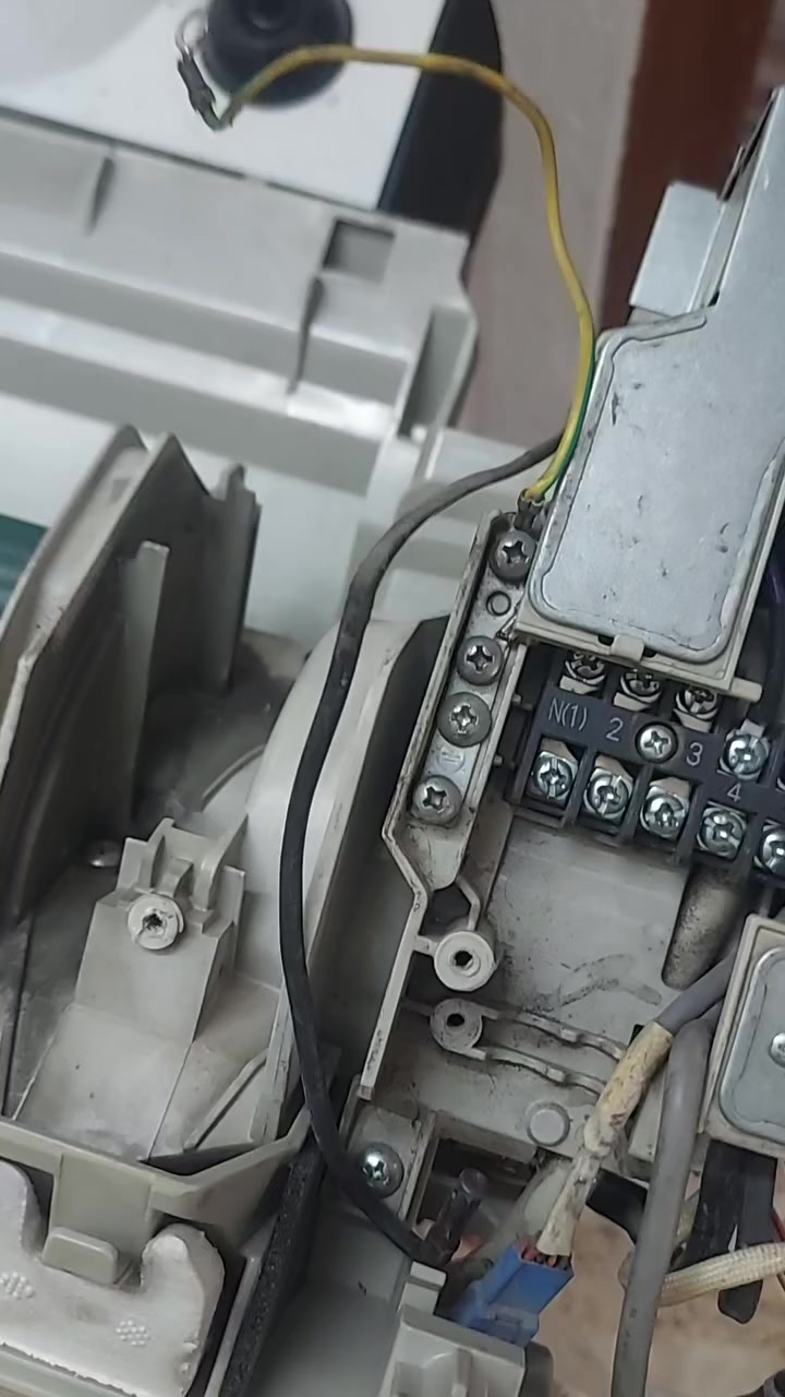 السلام عليكم سبلت للبيع توسوت النظيف كلش وعلى الفحص كل غراضه كمله السعر 400 مكانه السيديه وهذه رقمي ***********
