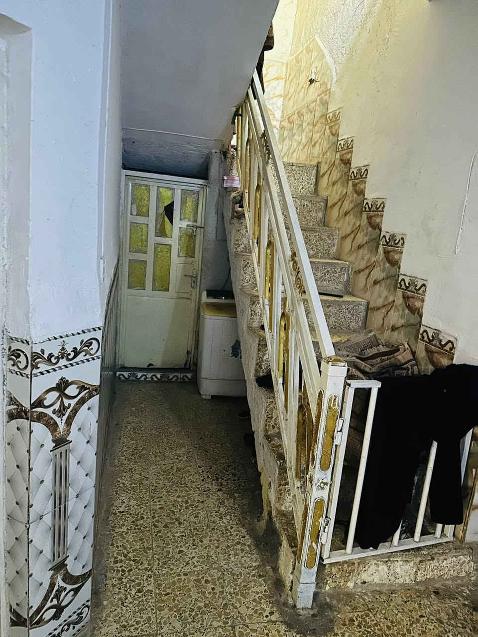 دار للبيع المساحه 100 متر دولان يحتوي على غرفه وصاله وستقبال ومطبخ وصحياة وحمام العنوان حي العسكري الثانيه قرب جامع الحسين ع مرجعة مكتب الكعبي للعقار *********** وتساب اتصال
