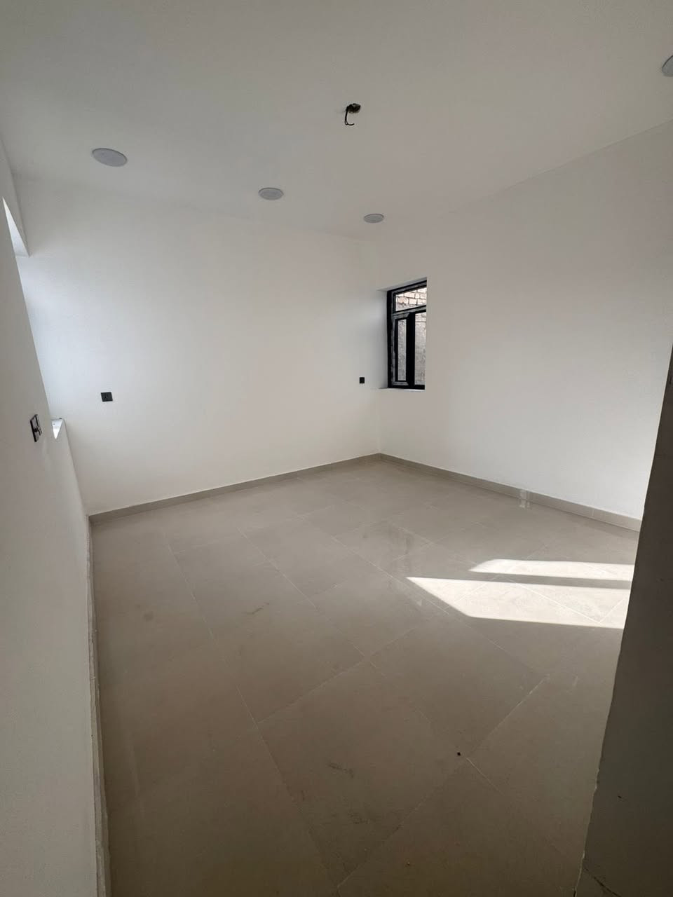 #للايجار في منطقة السيدية

وحدات سكينة نضيفه جدا للايجار 

الطابق الارضي:

يحتوي على غرفتين نوم وصاله ومطبخ وخدمات 

السعر 850الف

الطابق الاول:
تحتوي على غرفتين نوم وصاله ومطبخ وخدمات 

السعر 750 الف 

للأستفسار ***********
