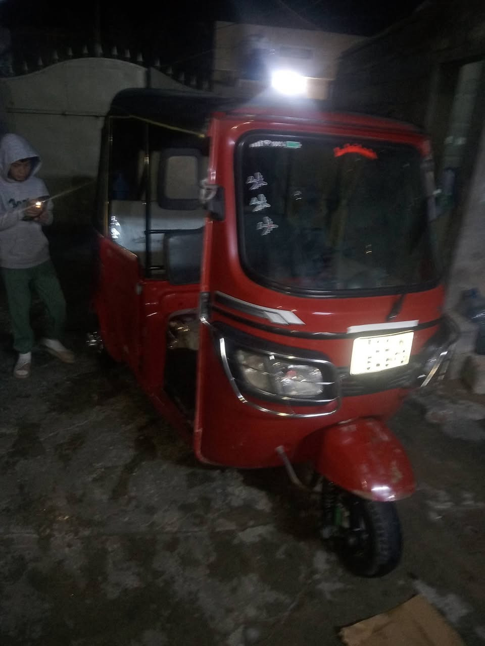 سلام عليكم  تكتك لبيع تي في اس موديل ٢٢التكتك مكفولة كفالة عامة دوشمة جديدة جاهزة كبل الى الشارع ما تصرف ربع عليهة التكتك بسمي تحويل ثاني يوم  التكتك مرقمة رقم انكليزي السعر ٧٢٥٠بيها مجال الجراي يتصل على الرقم ***********مكاني بغداد محمودية
