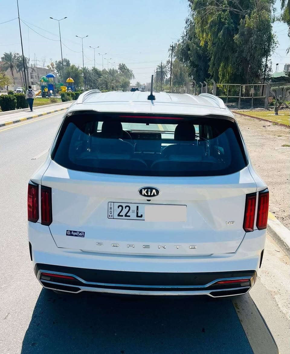كيا سورنتو خليجي رقم اربيل بسمي 
موديل 21 
6 سلندر 
جنطه كهرباء 
كشنات جلد لون ابيض 
4 عدسات 
قماره حديد 
ماشي 100 الف 
بيه بارد باب وره سايق وجاملغ امامي شبر صبغ وباقي مكفول 
مكان سياره بغداد نفق الشرطه 
سعر 23400 $ وييه مجال 
تلفون ***********
