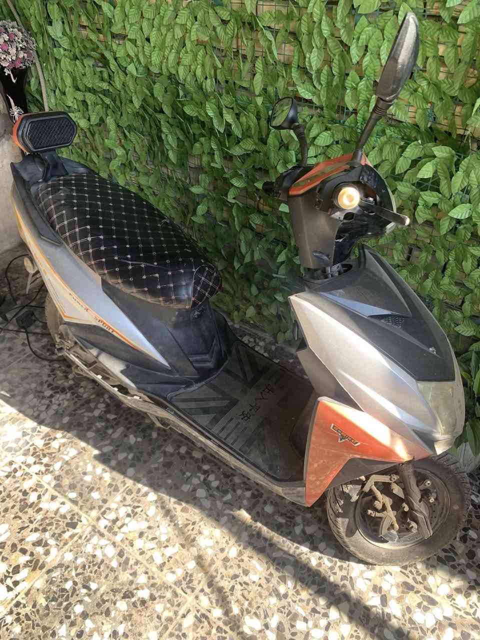 السلام عليكم دراجه شحن 5 بطاريات شغاله كله 
فقط بطارياته تعبانه يعني تمشيك تقريبا 700 او 800 متر  السعر 125000 الف 
بغداد الحريه ***********
