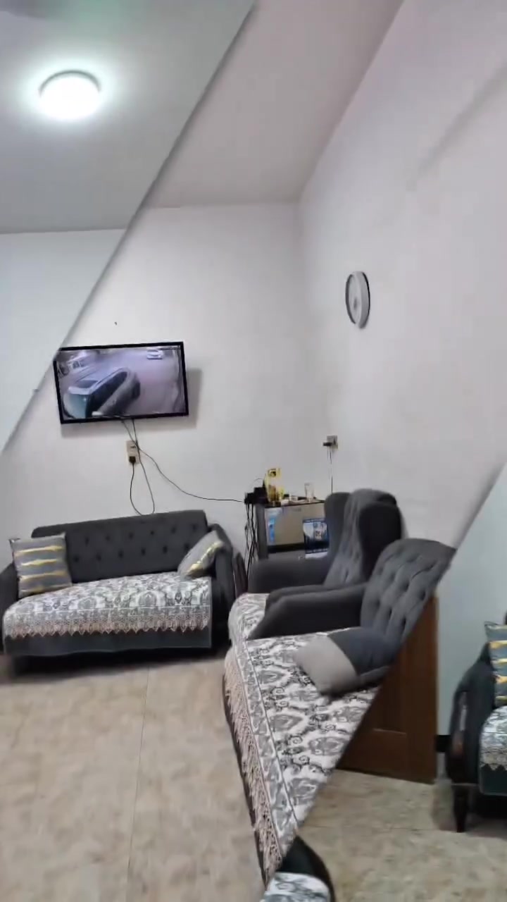 فرصة سكن لا تُفوت! بيت 100 متر بتصميم يستغل كل شبر بجدارة 📐✨
​إذا كنت تدور على بيت ملموم، مرتب، وبي غرف كافية لكل العائلة؟ هذا طلبك!
​المساحة: 100 متر (الواجهة 5 متر × النزال 20 متر).
​الترتيب الداخلي:
​1️⃣ الطابق الأول: استقبال للضيوف + مطبخين (حار وبارد) معزولين ونظام حديث + غرفة نوم + حمام.
2️⃣ الطابق الثاني: غرفتين نوم كبار للراحة والخصوصية + حمام دوش.
3️⃣ الطابق الثالث: غرفة نوم إضافية أو تكدر تخليها مخزن لترتيب البيت.
​📌 البيت جاهز للسكن ومصمم ليوفر الك الراحة الكاملة

للتواصل و الاستفسار ***********
