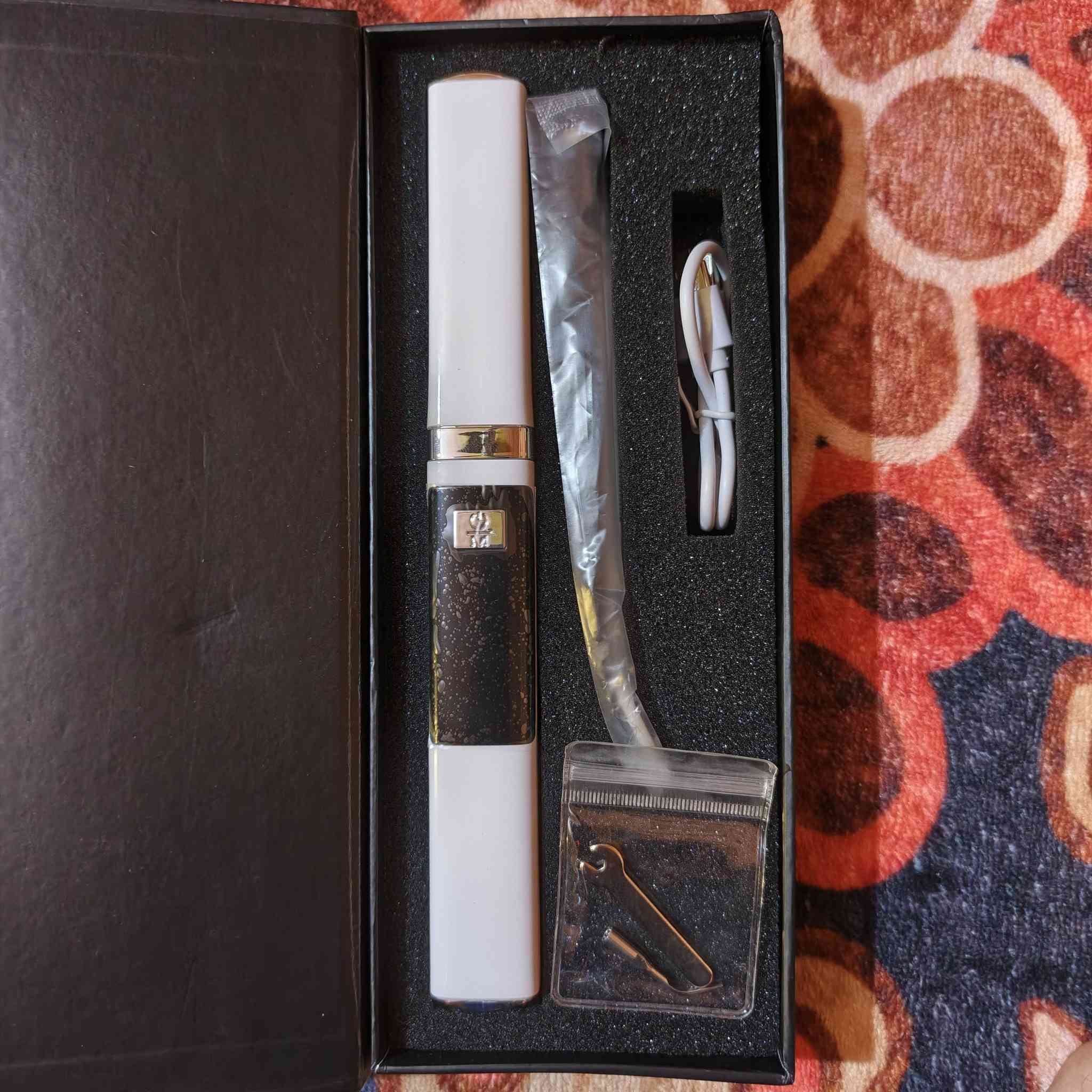 هذا المنتج هو جهاز تنظيف الأسنان بالموجات فوق الصوتية الذكي (Intelligent Ultrasonic Tooth Cleaner)، موديل YS831. 
يستخدم تقنية الموجات فوق الصوتية عالية التردد لإزالة الجير والبقع مثل القهوة والشاي والتبغ.
يحتوي على أوضاع تشغيل مختلفة: ناعم (Soft)، عادي (Normal)، متوسط (Middie)، قوي (Strong)، وفائق (Super) لتناسب الاحتياجات المختلفة.
يعمل على حماية الأسنان وتحسين تبييضها.


**إذا كنت صاحب هذا الإعلان وتريد حذفه لأي سبب، رجاءا أرسل رسالة إلى الدعم الفني**