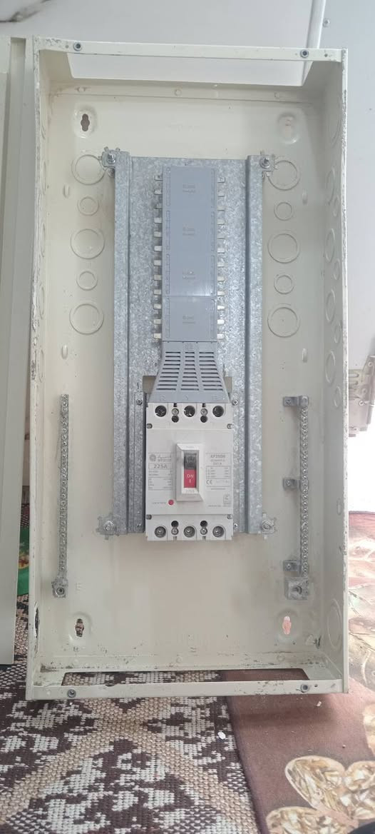 بنل كهرباء الفنار السعودي متكون من شجرة كاملة مع بارد وايرث ويحتوي على قاطع هوائي ٢٢٥ امبير


**إذا كنت صاحب هذا الإعلان وتريد حذفه لأي سبب، رجاءا أرسل رسالة إلى الدعم الفني**