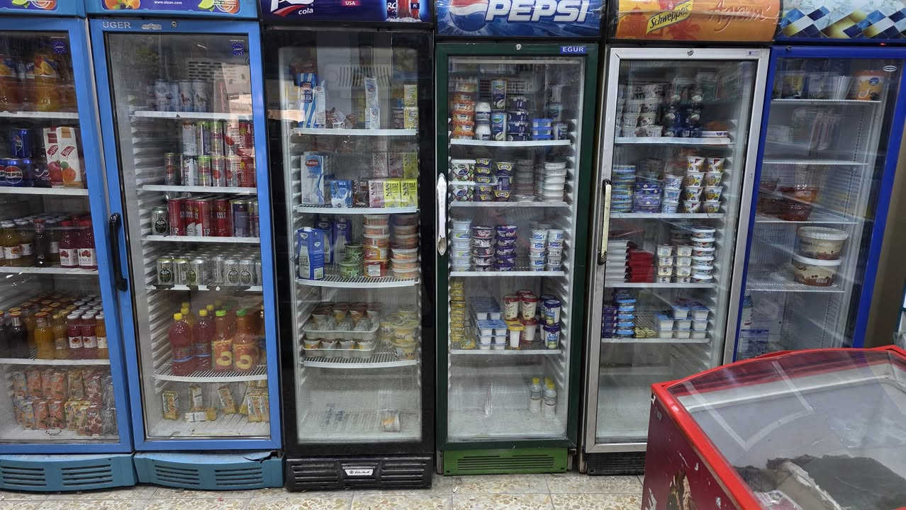 السلام عليكم شباب عندي اسواق.للبيع مساحه 100متر مربع ركن قريب سوك حي الغدير السعر خاص يحتوي على براد عامودي 9 +1 شركه كولاء وبرادات طرحيه 6 3شركه و3مال محل ***********
