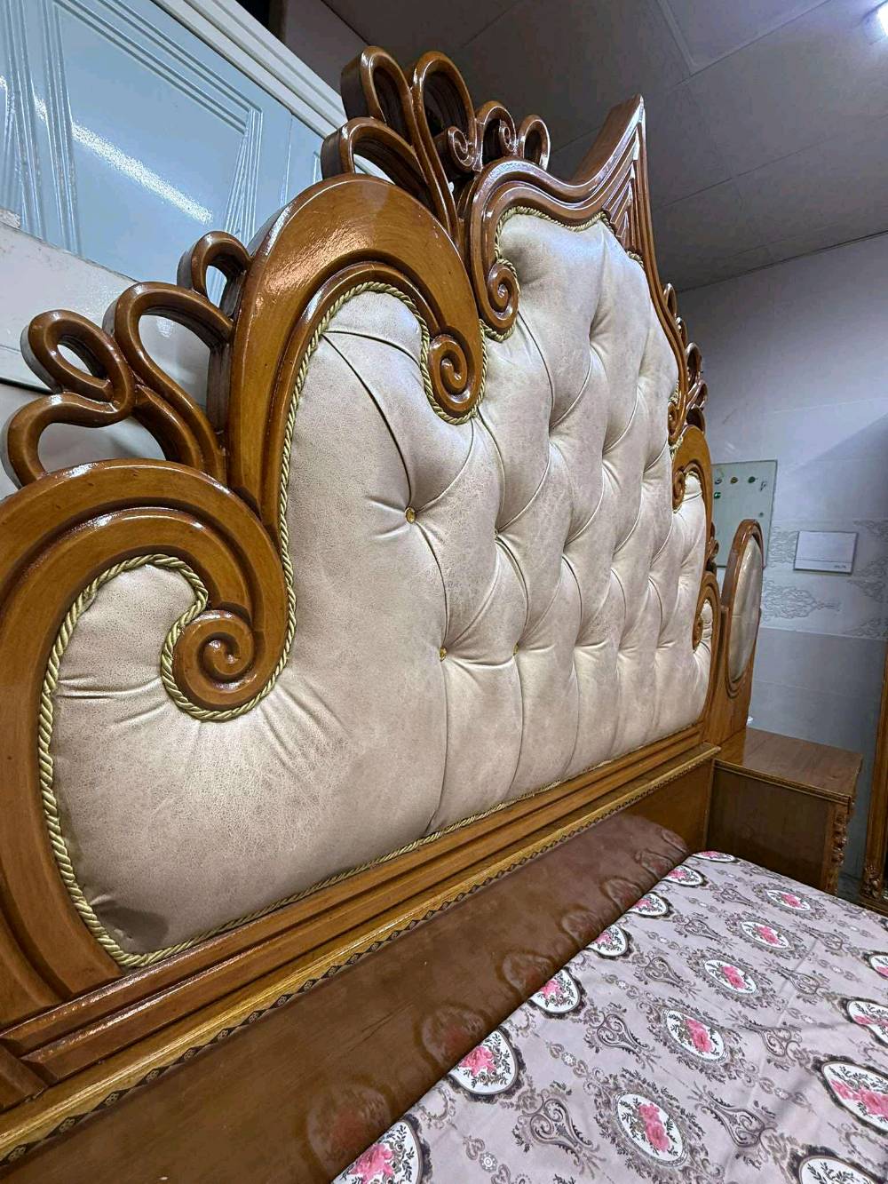 غرفه صاج داخل خارج سلايت 
السعر مليون ٥٠٠ مليون ٤٠٠ قفل 
شد نقل داخل بغداد مجاني 
نضافه ٩٠
عشره ١٠ وياه دوشك شازون طابوريه هديه 
جعب غزال 
غرفه زان ماركه