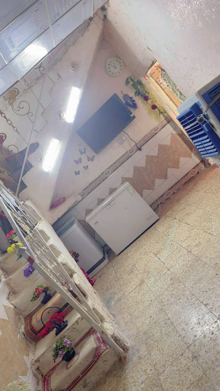 بيت للبيع العباسيه قرب سيد فاضل قرب الشارع مساحته 225متر غرفتين وصاله +مطبخ مغاسل خارجيه وداخليه ***********
