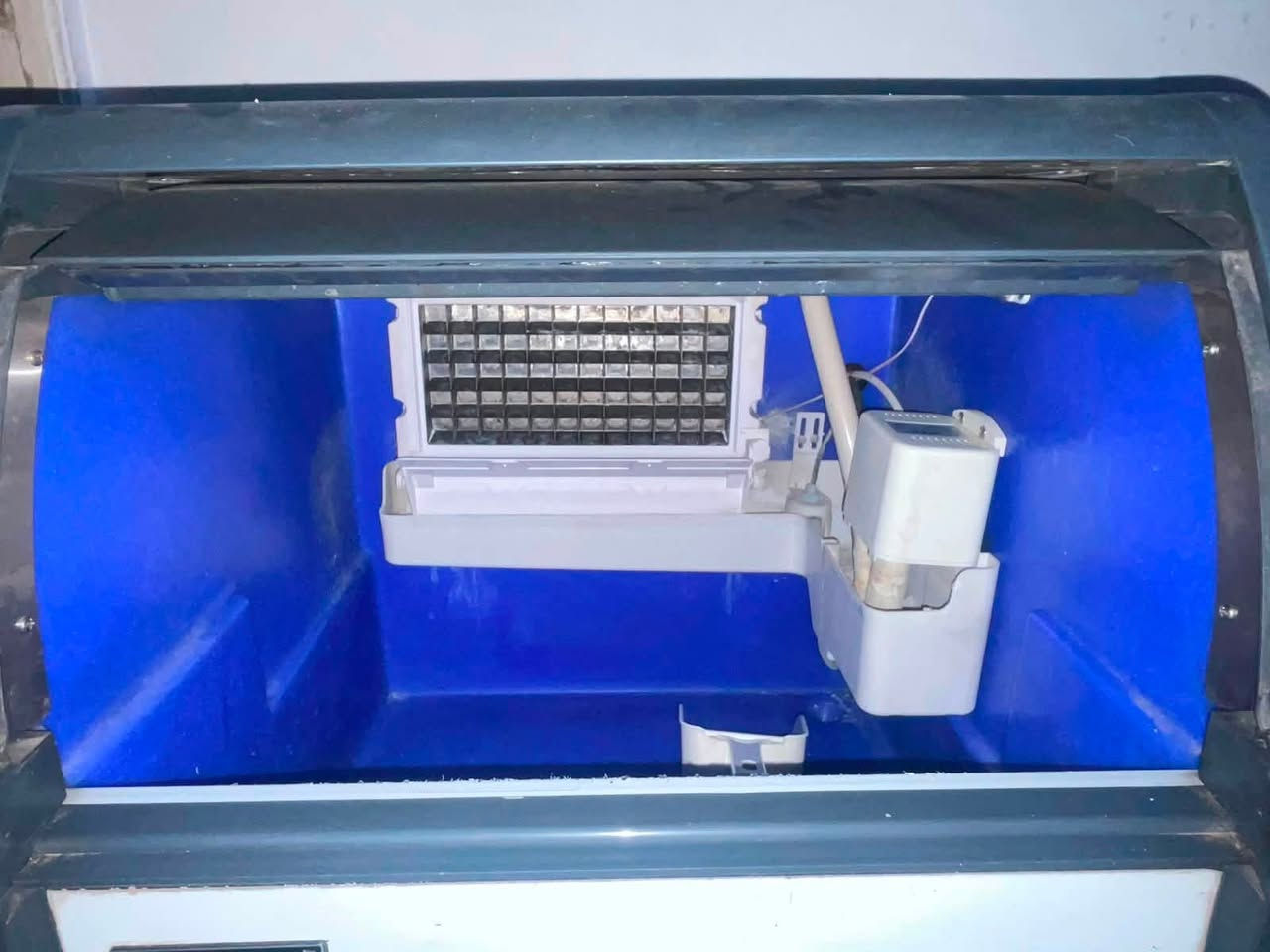 🧊 للبيع صانعة ثلج احترافية (Ice Maker)
الطاقة الانتاجية 40 كغم في اليوم 
✅ إنتاج سريع للثلج.
✅ مناسبة للمطاعم، الكافيهات، العصائر، والفنادق.
✅ تشغيل سهل مع شاشة تحكم رقمية.
✅ بحالة جيدة جداً  وجاهزة للعمل.

📍الموقع: بغداد
***********
📞 للاستفسار والسعر يرجى التواصل على الخاص أو الاتصال
