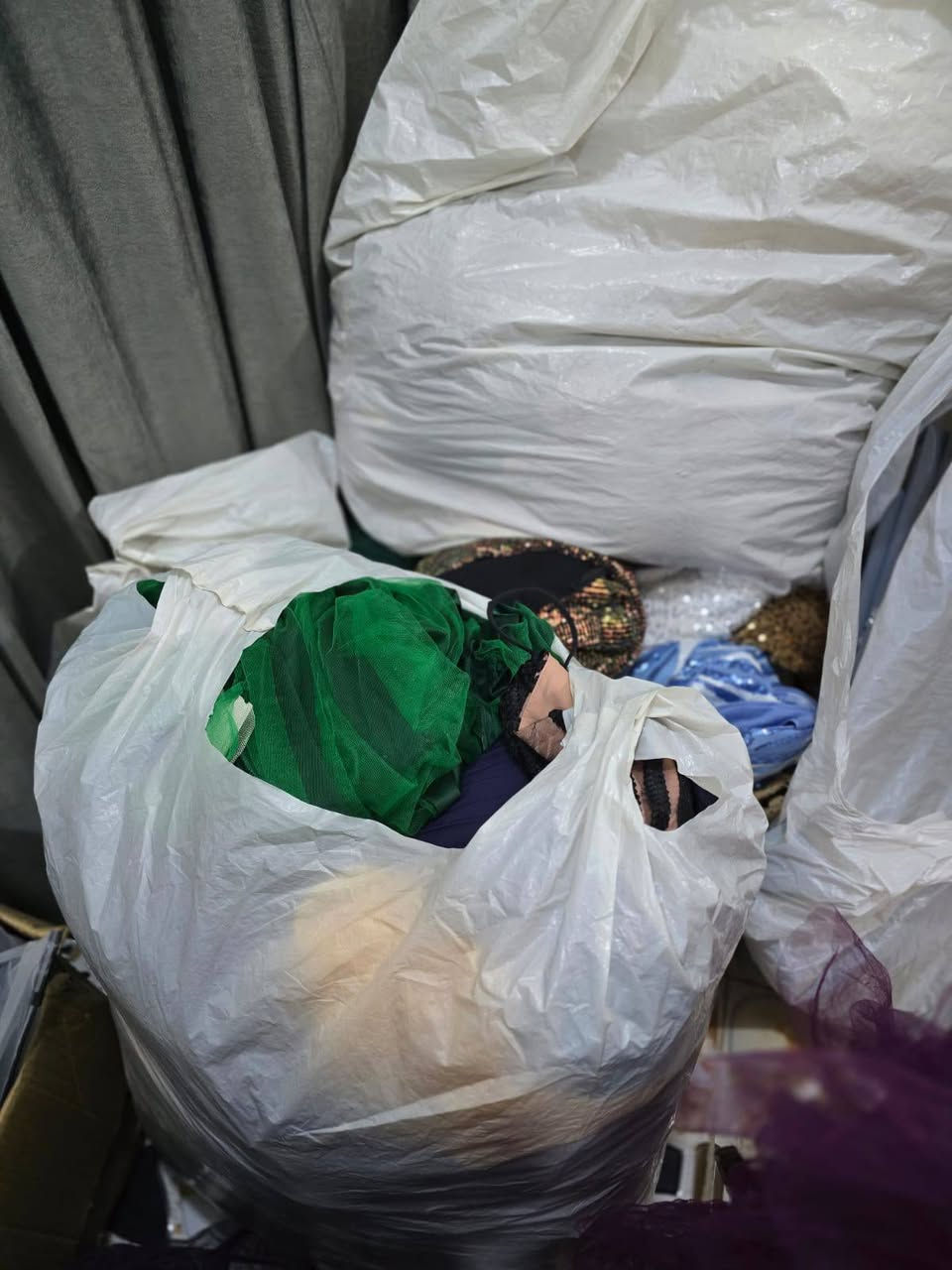 السلام عليكم
شلعه ملابس كله جديد بليبل بي شي أن وبي ماركات مختلفه جديد لوك
فساتين وبشتات وصايات وملابس أطفال وملابس نسائية تقريبا ٢٥٠ قطعه وأكثر . شلعه كامله. السعر ٥٠٠ ألف قفل إلي يأخذهم مو خساره الله شاهد. 
الاستفسار ***********
