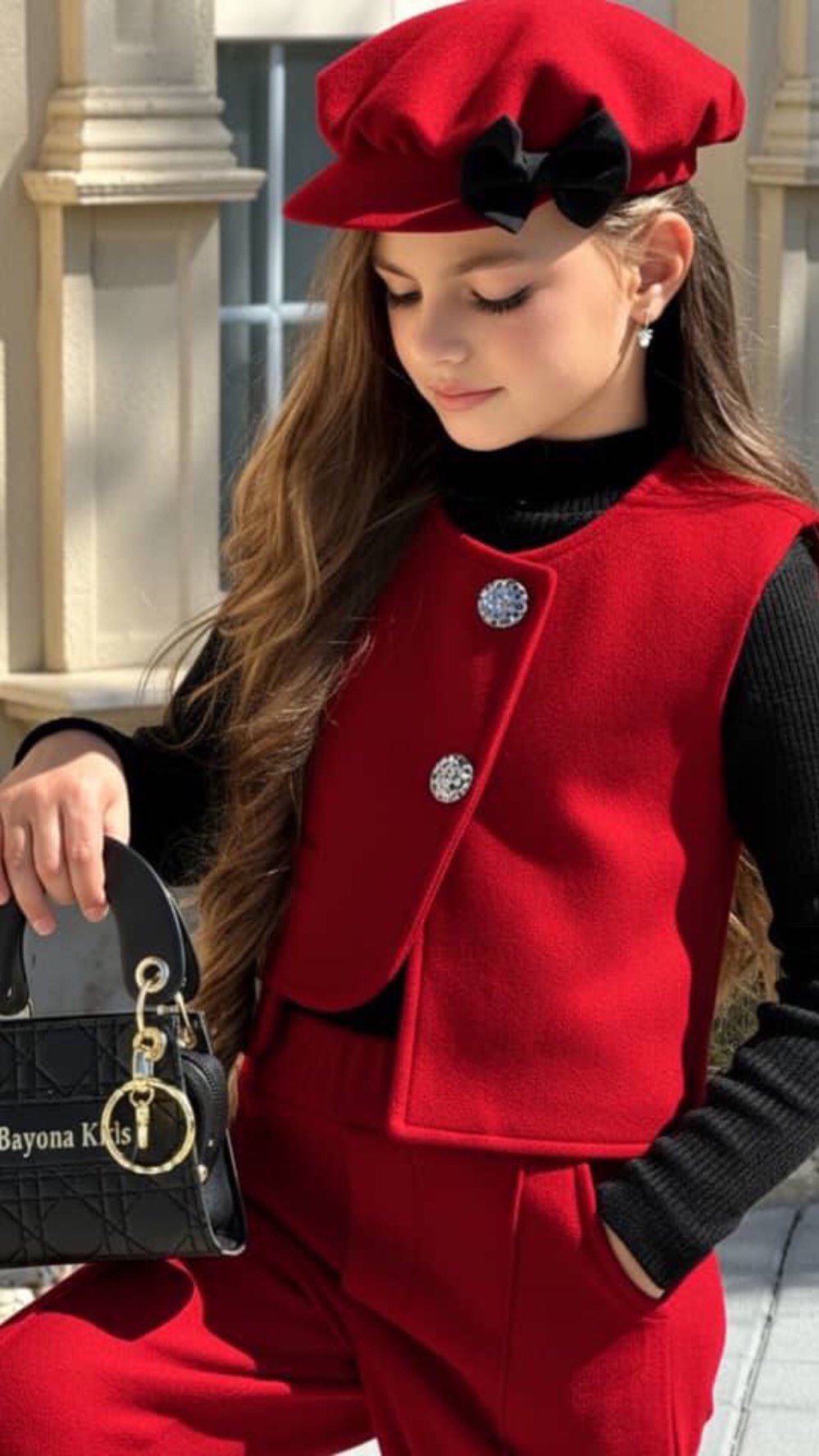 ملابس أطفال مميزة وعصرية باللون الأحمر مثالية للمناسبات العائلية. تتضمن قطع مختلفة من التنانير والجاكيتات مع لمسات أنيقة وزخارف لؤلؤ. تناسب الأعياد والمناسبات وتضفي لمسة راقية للأطفال. توفر مزيج مثالي من الأناقة والراحة.