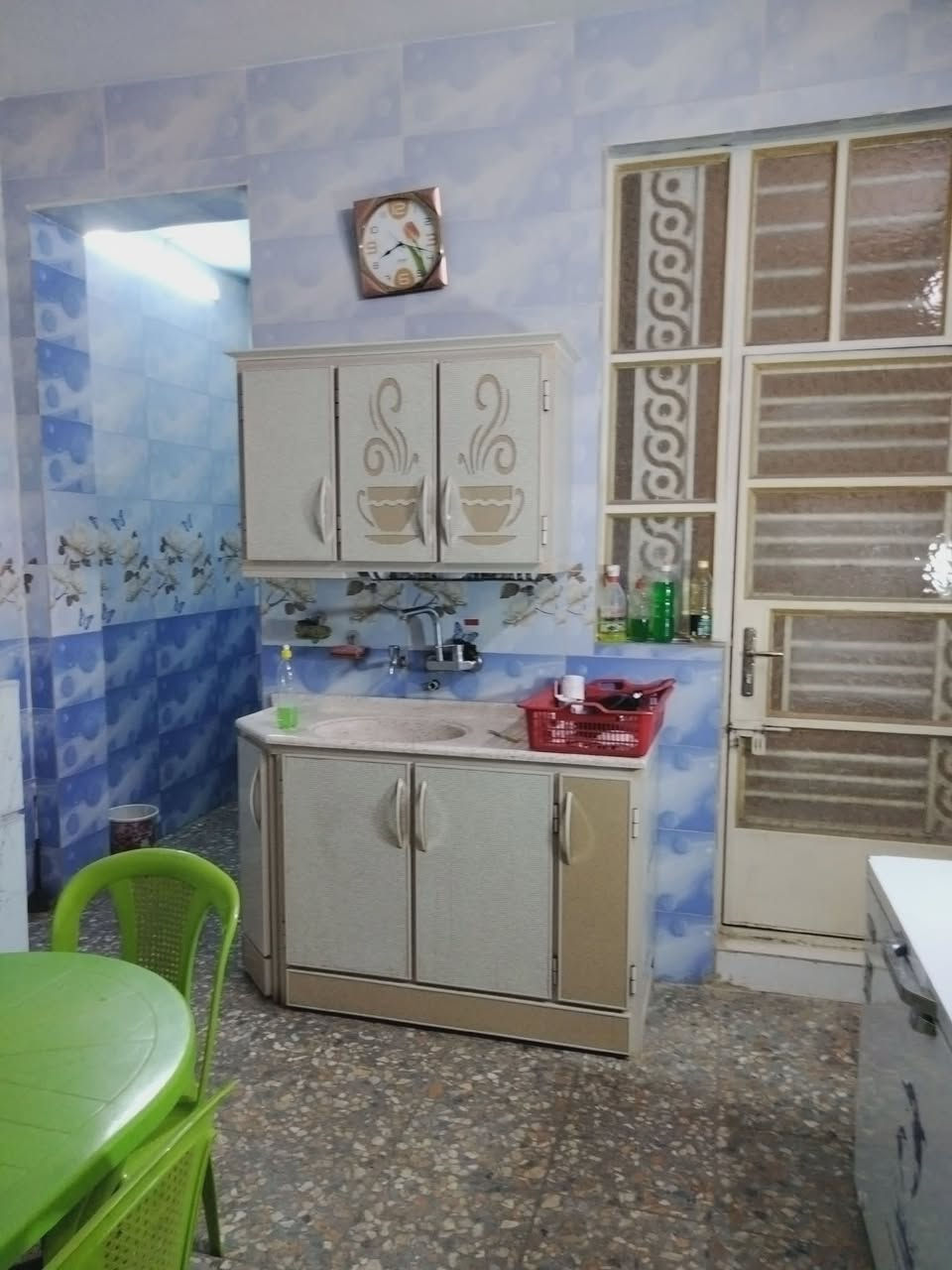 دار للبيع 
المساحة 200 م طابو ملك صرف +اجازة بناء
* عدد الغرف 9
(استقبال + هول + غرفة نوم عدد 4 + مطبخ  عدد 2 + بيتونة + غرفة(خزانات الماء عدد 2 ) 
* تواليت + حمام عدد 2
(طابق اول + الثاني)
* درج خارجي + داخلي  + تواليت خارجي + كراج سيارة ..
* منور عدد 2
* مخزن عدد 2
للأستفسار  الاتصال على الرقم *********** ابو احمد 
* منطقة حي البتول قرب المدارس+ المركز الصحي
