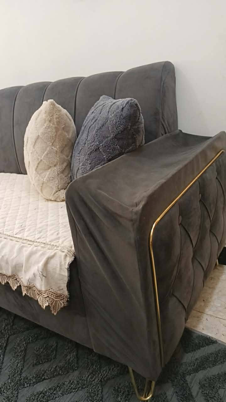 السلام عليكم أغراض للبيع مكان البلديات
هاي الجربايه هي والدوشك نظيفات كولش لحد عمر 5 سنوات تشيل اريدهه ب50
التخم بس رجل وحده بيهه ضرر هو والطبلات ب250
هذا الميز لونه رصاصي جديد بس المكان اصغير اريده ب50


**إذا كنت صاحب هذا الإعلان وتريد حذفه لأي سبب، رجاءا أرسل رسالة إلى الدعم الفني**