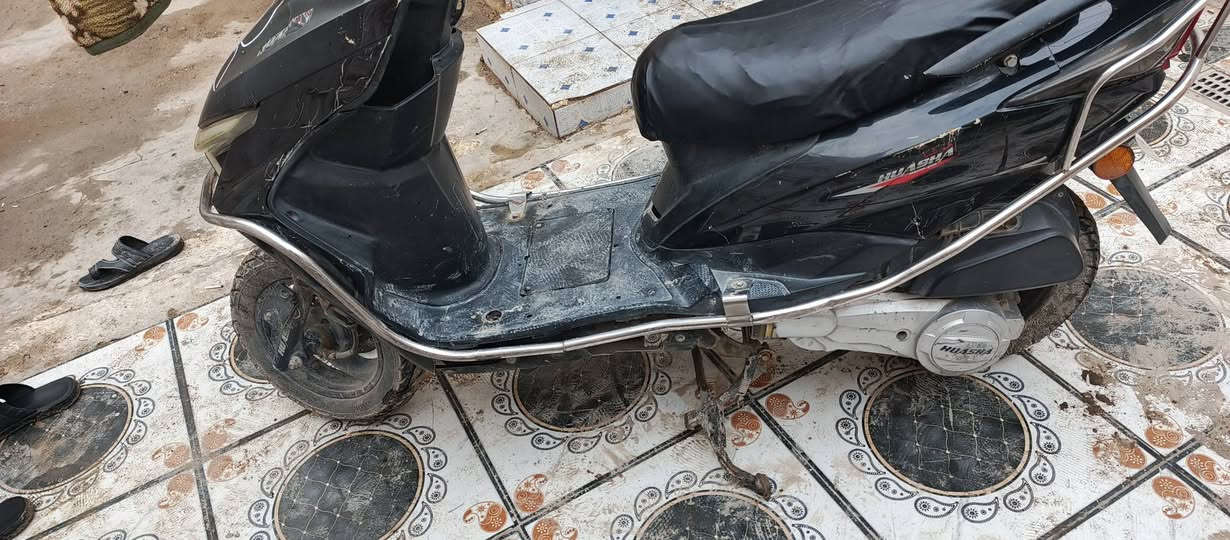 دراجه صيني (هويشه) للبيع 
دراجه كايمه ما بيه شي شغاله بس عوزه تجفيت 
حلوه وسريعه كهربائيات شغاله بس تشحن الباتري
سعره ب200  
مو شراي لا تراسل 
رقمي ***********
