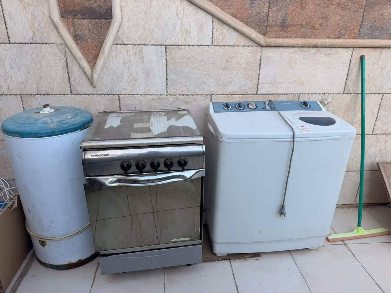 ثلاجة تبريد وتجميد فول ب 120
مراوح سقفية عدد 2 ب 100
كيزر ب75
غسالة بيها عطل ب30
والطباخ ب 80
مكانهم حلة جزائر خلف المحكمة الجدبدة


**إذا كنت صاحب هذا الإعلان وتريد حذفه لأي سبب، رجاءا أرسل رسالة إلى الدعم الفني**