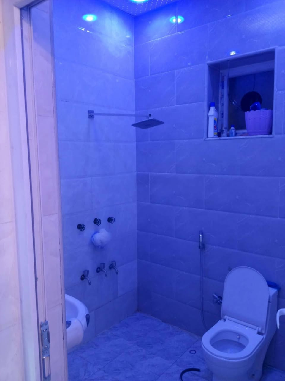 السلام عليكم بيت 80متر طابو صرف بسمي بناء حديث طابق واحد جاهز الوجه 7الى ربع وانزال 12وربع يتكون من استقبال وحمام ومطبخ  وغرفة نوم والثاني غرفه نوم وخدمات بيتونه وسطح المكان الشرطة الخامسه شارع الصوره مال سيد مزهر نفس قريب من مدرسه الماجدات للتصال ***********
