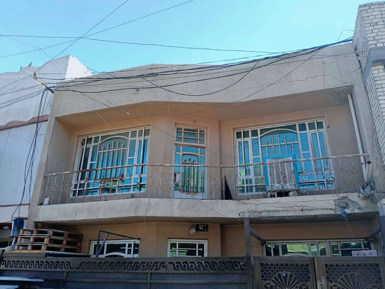 السلام عليكم
دار للبيع سند 25 
المساحة 100 متر طابقين استقبال و3 غرف نوم ومطبخ وحمام 2 داخلي وخارجي 
كفاءات السيدية الزنجيل بصف الطابوك السعر 135 بي مجال بسيط
***********
