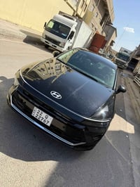 سوناتا موديل 2024 ماشيه 11 الف  اللون اسود  مواصفات شاشه  كامره لايت ع...