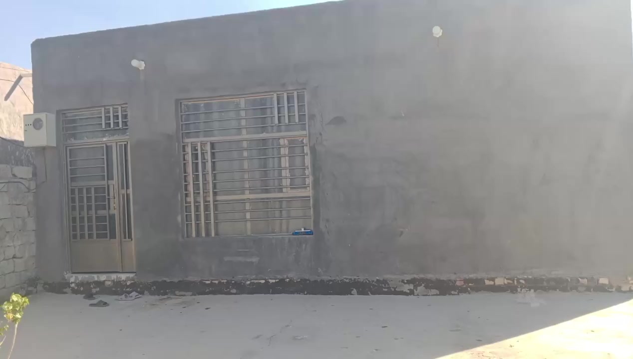 دار للبيع 
السلام عليكم بيت للبيع 200متر يتكون من صالة ومطبخ وغرفة وصحيات داخلية كامل من كلشي ولا ربع ذب عليه الموقع ع الحولي ورة بيت فايز ابو الدهن الاستفسار أكثر اتصل ***********
