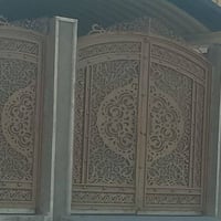 باب للبيع تفصال درجه اولى العرض مرتين ونص والارتفاع ثلاث أمتار للاستفس...