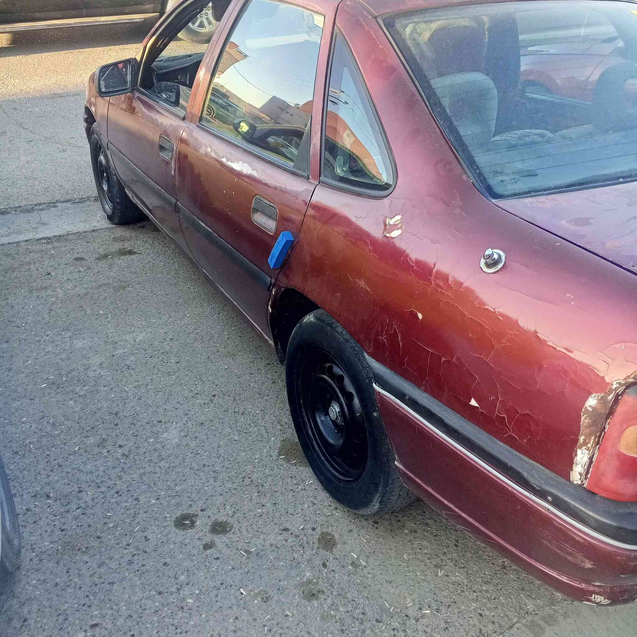 سلام عليكم اوبل فيكترا موديل 93رقم بغدادسياره بلاديه بدون ضربه جاهزه مكينه 1600السعر 28 مكاني أبو غريب الشراي يتصل ***********
