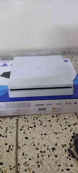 بلي ستيشن 4 مع ملحقاته كامل للبيع مستعجل 
الجهاز  نظيف وشغال 💯 

المحتويات:
 2يدات الأصلي مامفتوح  ابد ولا داخله صيانه 
أقراص هديه /pes2018

الجهاز نظيف ومامفتوح ابدا
السعر 290 وبيها مجال 

📍/بغداد الدورة 
☎️/الاتصال ***********
