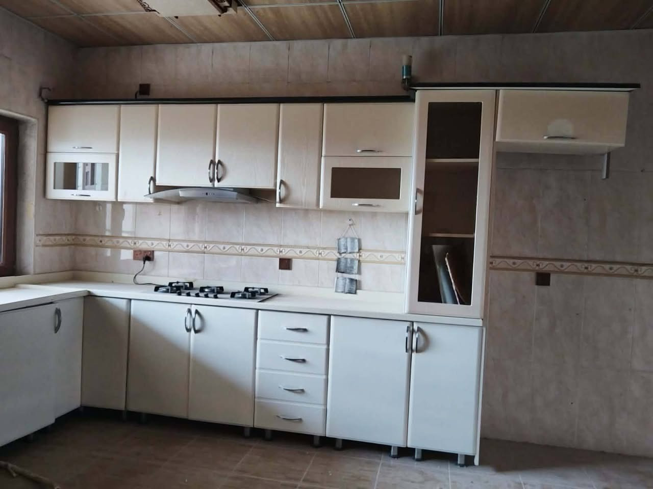 ،کەوەنتەری جوان بۆفرۆشتن بەشی سەرەوەی هەمووی سەرەوەی هەمووی بەردە بەس بۆیاخ کرەوەتەوە ڕەنگی کرێمی خۆی ڕەش بوو
سلێمانی کازیوە 5وەرەقەو معامەلە گەورەو تازەیە
***********

***********
