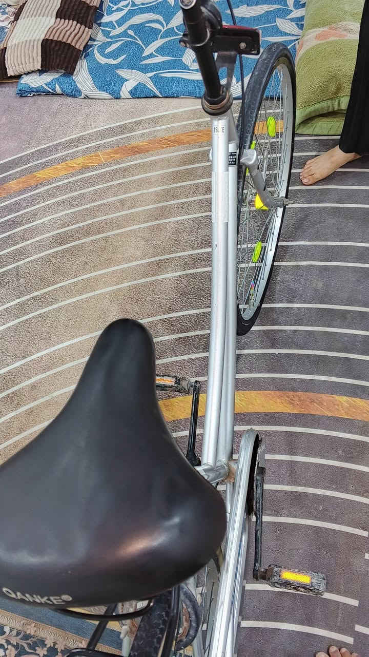 السلام عليكم بيسكل البيع بصره زبير البيسكل نضيف بس رادله برقي القبق مال صينيه بس مداكره موجوده البيسكل جيس مديل 19 سعره ب90 وبي مجال ***********بي واتساب
