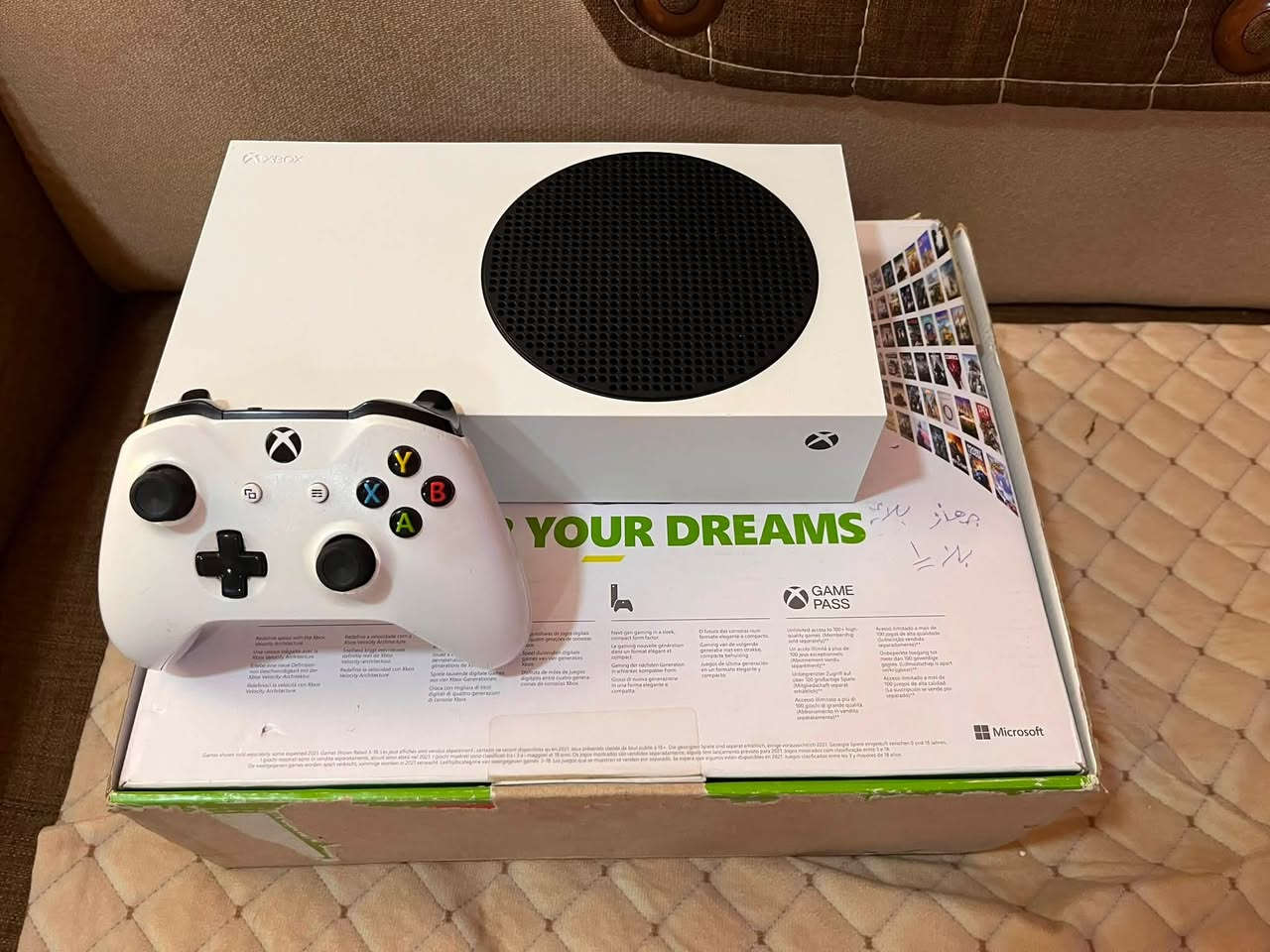 السلام عليكم
XBOX SERIES S 
نظافة 100% امانة الله مفتوح بس ما مصلح وديتة تنظيف وتبديل معجون حراري اصلي وتكدر تاخذة لأي ابو صيانة يفحصة الك اذا مستبدل بي شي تاخذ الجهاز بلاش 
تجي وياه كامل ملاحقات جويستك وكيبلات وكارتونة + حساب يحتوي فوك ال 120 لعبة مملوكات يبقن وياك مو اشتراك ويخلص لا يبقن مدى الحياة دائميات تستلم الحساب وتغير معلوماتة بيدك
ماعندي توصيل تجي تفحص وتاخذ الجهاز من البيت 
سعر الجهاز 350 قفل بدون عملة رجاءً بدون احراج🤍
مكاني بغداد حي الاعلام 
متوفر (اتصال او واتساب فقط)
رقم التلفون ***********
