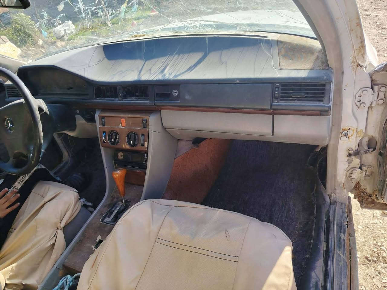 السلام عليكم مرسيدس موديل 91 للبيع محرك وكير بطه ونجي 2400  جديده خير من الله بيه وكاله عامه السياره
***********
*********** 
السعر 18  او بيه مجال
