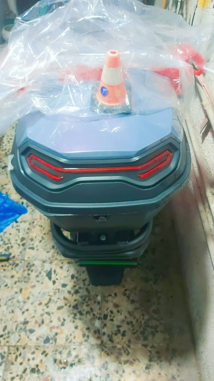 سلام عليكم شباب دراجه سكنس شحن للبيع 
مواصفات 
1. سرعه 60 حقيقي 
2. نضام رجوع للخلف 
3. نضام الكارت 
4. تشغيل عن بعد 
5. قفل وفتح ونضام الحمايه من السرقه 
6. مساحه تخزين كبيره 
7. جنطه خلفيه 
8. درع علا دراجه لحمايه من الضربات 
9. سويجين وبصمتين وكارتين 
...............................
سعر . مليون وربع وبي مجال للطيبين.  
ملاحظه الدراجه بيه عطل  العقل ضارب 
2. ملاحظه . الدراجه مستخدمه شهر وثلاث ايام 
......
العنوان بغداد الجادريه قرب فندق بابل 
........
رقم. 
***********
