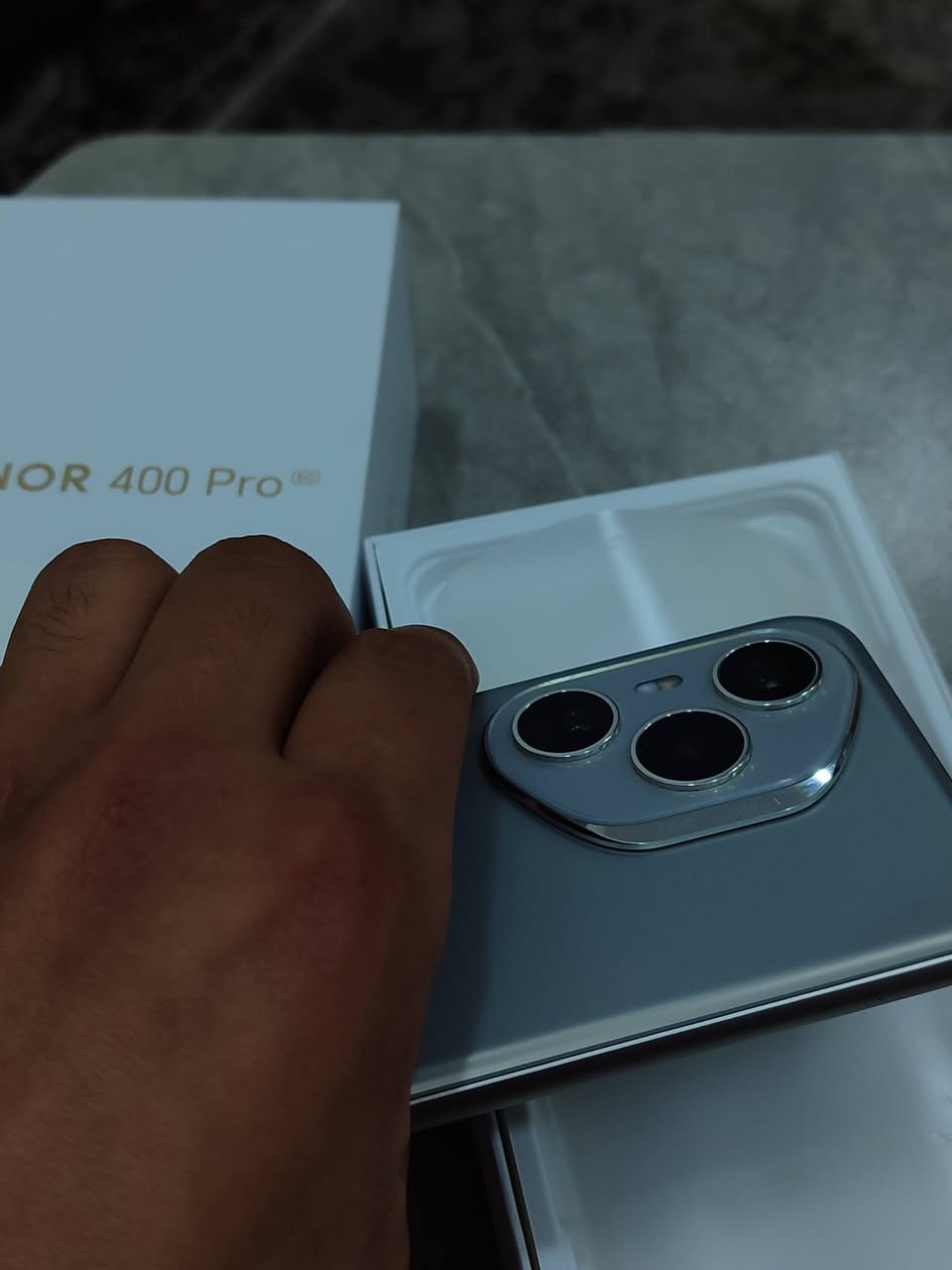 🔥 فرصة نادرة  🔥
📱 Honor 400 Pro
جهاز شبه جديد، استخدام خفيف جداً✨

💎 المميزات:

أداء سريع وسلس وممتع
-كاميرا احترافية لصور وفيديوهات بجودة عالية 📸
-تصميم أنيق  👌
-بطارية قوية تدوم معك طول اليوم 🔋

📦 مع كامل الملحقات الأصلية:

1-الشاحن السريع  100watt⚡
2-الكيبل الاصلي
3-العلبة الأصلية

مع كفر ماك سيف اصلي هدية
 وماسك فولاذ اصلي هدية

🧼 الجهاز نظيف جداً  (حالة ممتازة)
السعر جدا جدا مناسب

📍 الموقع: (الديوانية)

📩 للجادين فقط… راسلني خاص
والأولوية لمن يحسم أولاً 🚀


**إذا كنت صاحب هذا الإعلان وتريد حذفه لأي سبب، رجاءا أرسل رسالة إلى الدعم الفني**