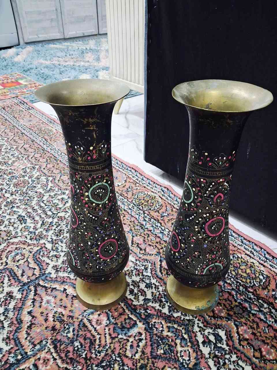 قطعتين فازات نحاس تراثية فخمة ✨
شغل قديم مزخرف يدوي بنقش ملوّن مميز يعطي حضور قوي في الديكور.

الارتفاع: ٤١ سم لكل قطعة
حالة ممتازة ومناسبة للعرض أو للاستخدام كقطعة ديكور ملفتة.

متوفرة كزوج — مناسبة للمجالس والبيوت بطابع كلاسيكي أنيق.
الوحدة ب١٤ الدينار والثنتين ب٢٤ دينار 
متوفر خدمة توصيل


**إذا كنت صاحب هذا الإعلان وتريد حذفه لأي سبب، رجاءا أرسل رسالة إلى الدعم الفني**