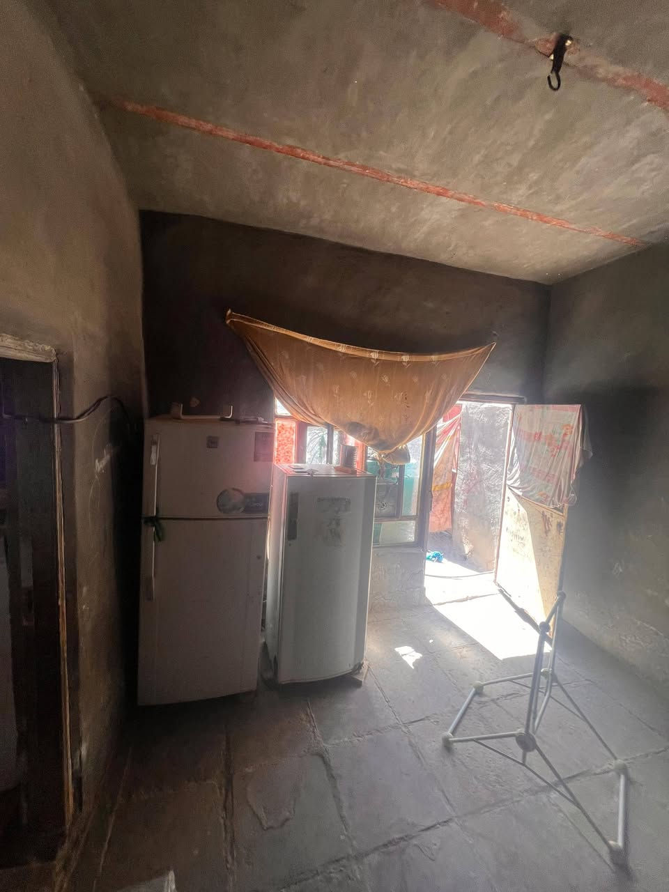 بيت للبيع بحي السعيدي مقابل الجامعه على خط النفط قرب طريق الزوار مساحته 100 متر غرفه ومطبخ وصاله و صحيات
السعر 13 وبي مجال بسيط 
***********
