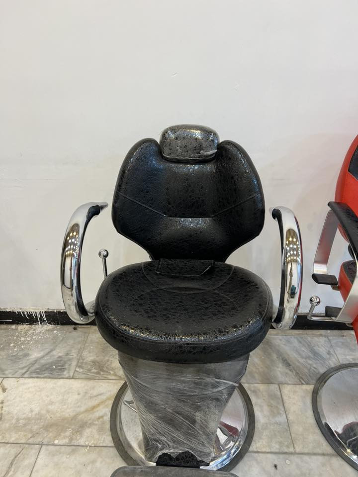 السلام عليكم للبيع كراسي حلاقه جدد الجكات شغالات استعمال قليل الواحد ب130 وبي مجال كلش قليل المكان النجف الوفاء سبب البيع تغيرالديكور 
للاستفسار الاتصال أو مراسله واتساب ***********
