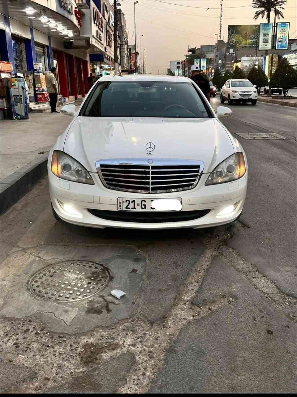 السلام عليكم 
مرسيدس s350 2006 w221
رقم سليمانيه بسمي تحويل ثاني يوم 
- لون غرفة اسود+
- مري شفط
- جنطة شفط
-  فتحه سقف
-شاشه + ماوس 
-ستيرن كهرباء + تحكم ستيرن جهتين
- تبريد منفصل + قطعتين تبريد 
-كشنات كهرباء جهتين
-تدفئه كشنات 
-خزن ميموري 
-وضعيات قياده E-S-M
-اشاير مري 
-كروس سرعه 
-شاشه + تحكمات
-جام بلورايز بلادي
-بلوتوث بلادي 
-ويل ١٨ AMG
-كامرة خلفية بلاد
وباقي المواصفات معروفة
ماشية 153 الف   بيهه قطعتين كلير فقط . سياره جاهزة 
 السعر 178 وبيها مجال
الشراي يتصل ‭***********‬  متوفر واتساب بغداد, العراق
