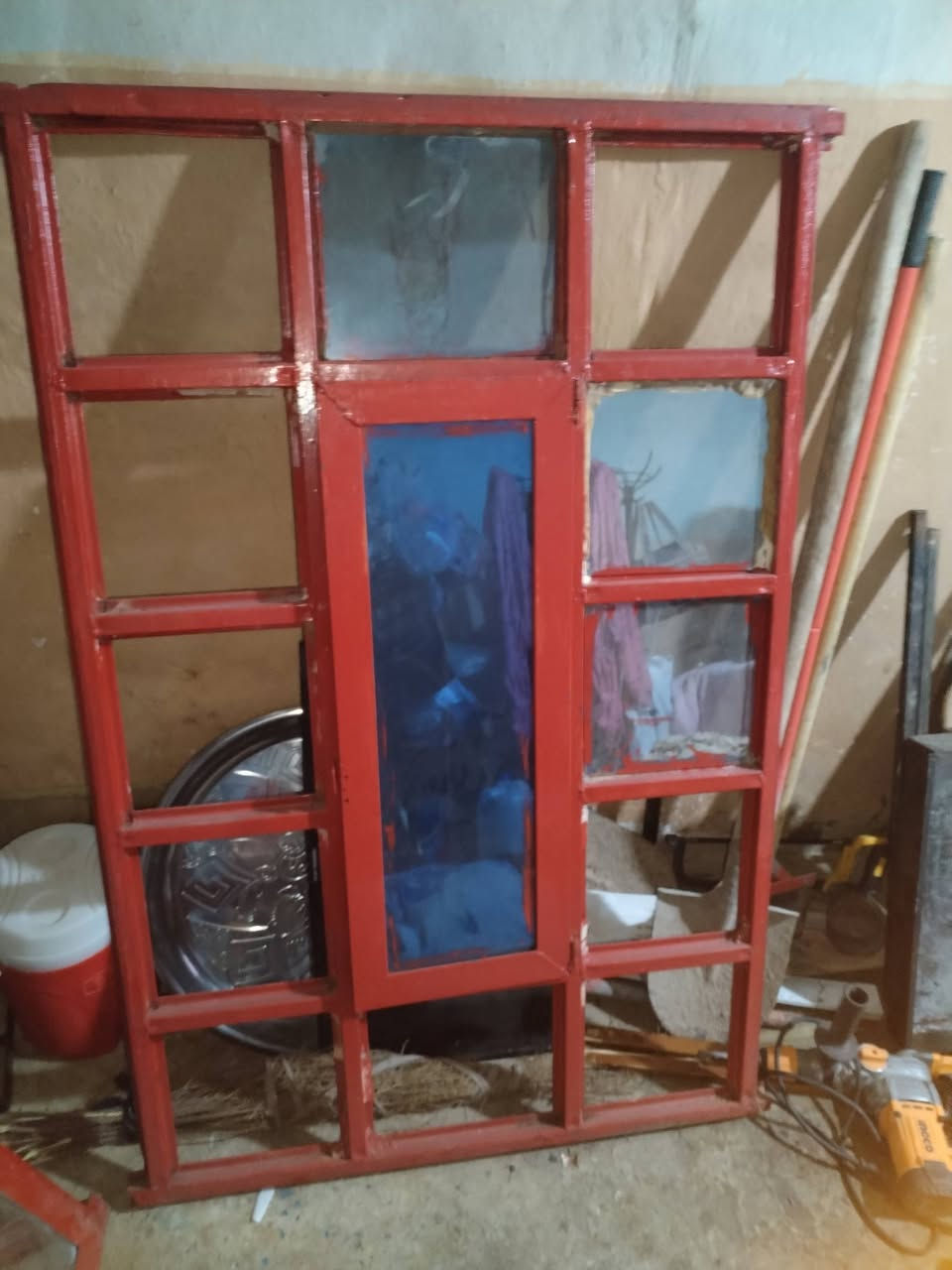 السلام عليكم ورحمة الله وبركاته باب حوش وشبابيك لبيع السعر 200الف وبي مجال كلش انظاف  هذا رقمي ***********
