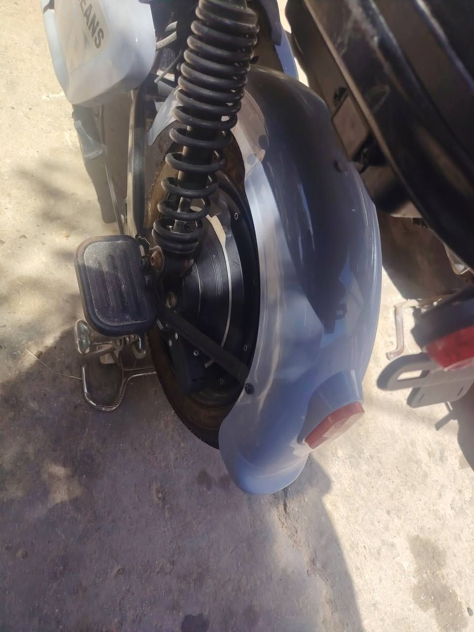 سلام عليكم دراجة شحن A1 
جديدة بعدها استخدمها قليل كلش
4 سرع بيها سرعتها 60 
 كلشي كامل بيها بطاريات بعدهن جدد
 بيها نقص بايدر واحد فقط الباقي كله كامل مكمل
 لايت زنون بك لايت كلشي شغال
 للبيع رايدها ب 350 الف وبيها مجال بسيط للشراي
 مكاني (بغداد حي الجهاد) 
رقمي للتواصل واتساب  *********** 
رصيد   ***********
