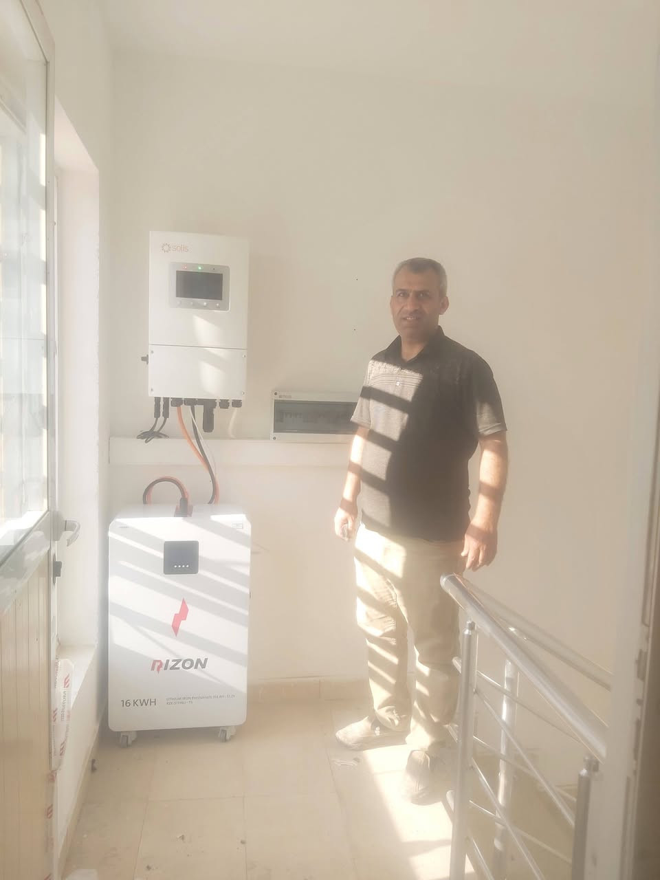 سڵاوی خودای گەورەتان لێبێت
 
الحمدالله تەواوکردن و بەستنی سیستەمێکی ترمان لە شاری منارە - هەولێر.

 سیستەمەکەمان پێکهاتووە لە: 
☀️ 
10 تەختە خۆریLongi hi mo x 10   645wat  scientist زەمانی 15 ساڵ

 بڕاکێتی پەنەڵەکان گەڵڤەنایزی دژە ژەنگە 2mm زەمانی 20ساڵ

یەک پاتری لیسیۆمی rizon 16 kw  زەمانی 5 ساڵ.

Hybrid 6KW Solis  ئینڤێرتەرێکی .
زەمان 5 ساڵ کە توانای گێڕانەوەی وزەی زیادەی بەرهەمهاتووی هەیە بۆ تۆڕی نیشتیمانی.

بۆردێکی زیرەک بۆ پارێزگاری لە سیستەمەکە.

ناونیشان : کەسنەزان

بۆ وەرگرتنی نرخ و زانیاری زیاتر پەیوەندیمان پێوە بکەن:

0750 771 33 08
Solar life سۆلار ڵایف
