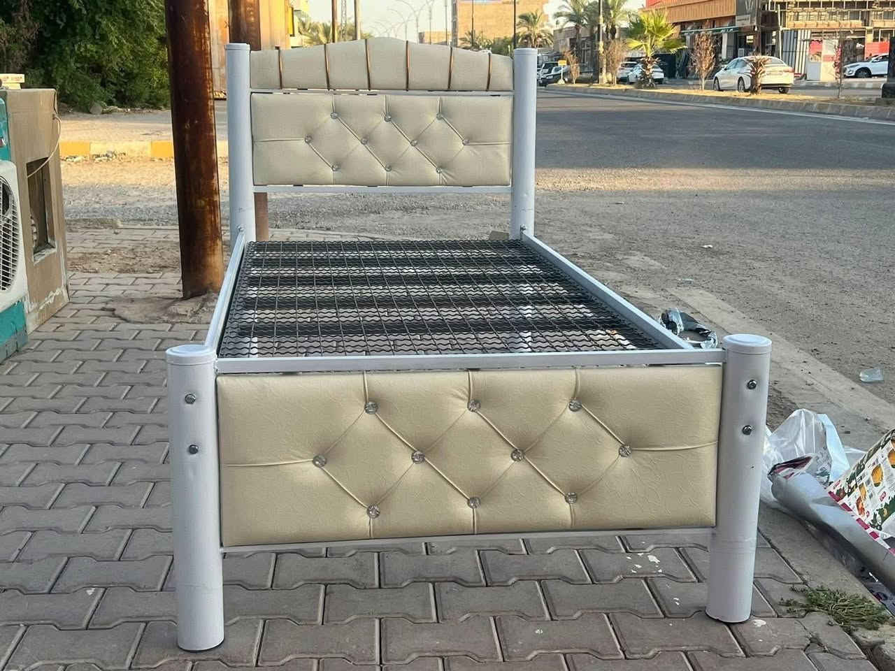 معرض صلاح آلدين للأثاث المنزلي للجمله والمفرد 
وصول سرير حديد اصلي ثقيل 
قياس 200x90 يتحمل أوزان ثقيله. بسعر جمله 
متوفر ابيض كريمي رصاصي جوزي 
***********
العنوان تكريت الزهور مقابل كليه تربيه البنآت مجاور تانكي المآء قرب غصن الزيتون
