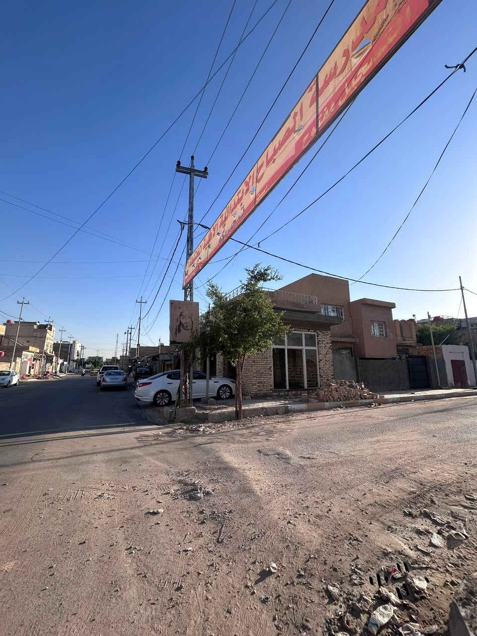 بيت للبيع في الحي العسكري الاول ركن
المساحه —-150 طابقين 

المحتويات
محل تجاري
ثلاث غرف
صحيات
حمام
مطبخ
بيت ترميم جديد 
 
موبايل ***********

