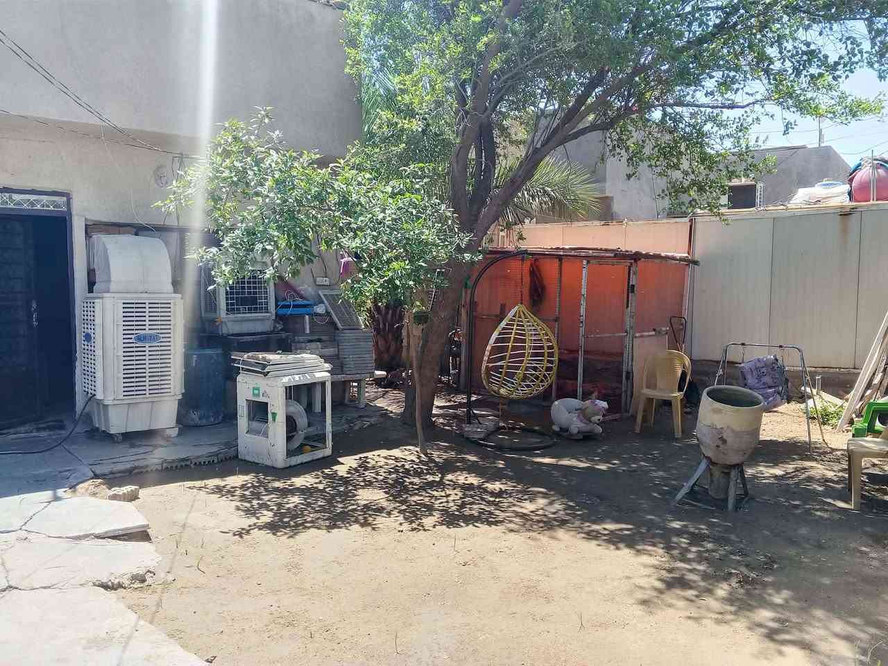 السلام عليكم 
دار للبيع  طابو زراعي سند 25 بأسمي المساحه 320 م الواجهه 20 متر  يتكون من اربع غرف نوم واستقبال كبير وصاله واربع غرف نوم ومطبخ وخدمات كاملة بناء مسلح طابق واحد الموقع ابو دشير قرب معمل الببسي المنطقة كاملة الخدمات ماء كهرباء مجاري عرض الشارع 20 متر السعر 170 للاستفسار اكثر الاتصال على الرقم ***********
