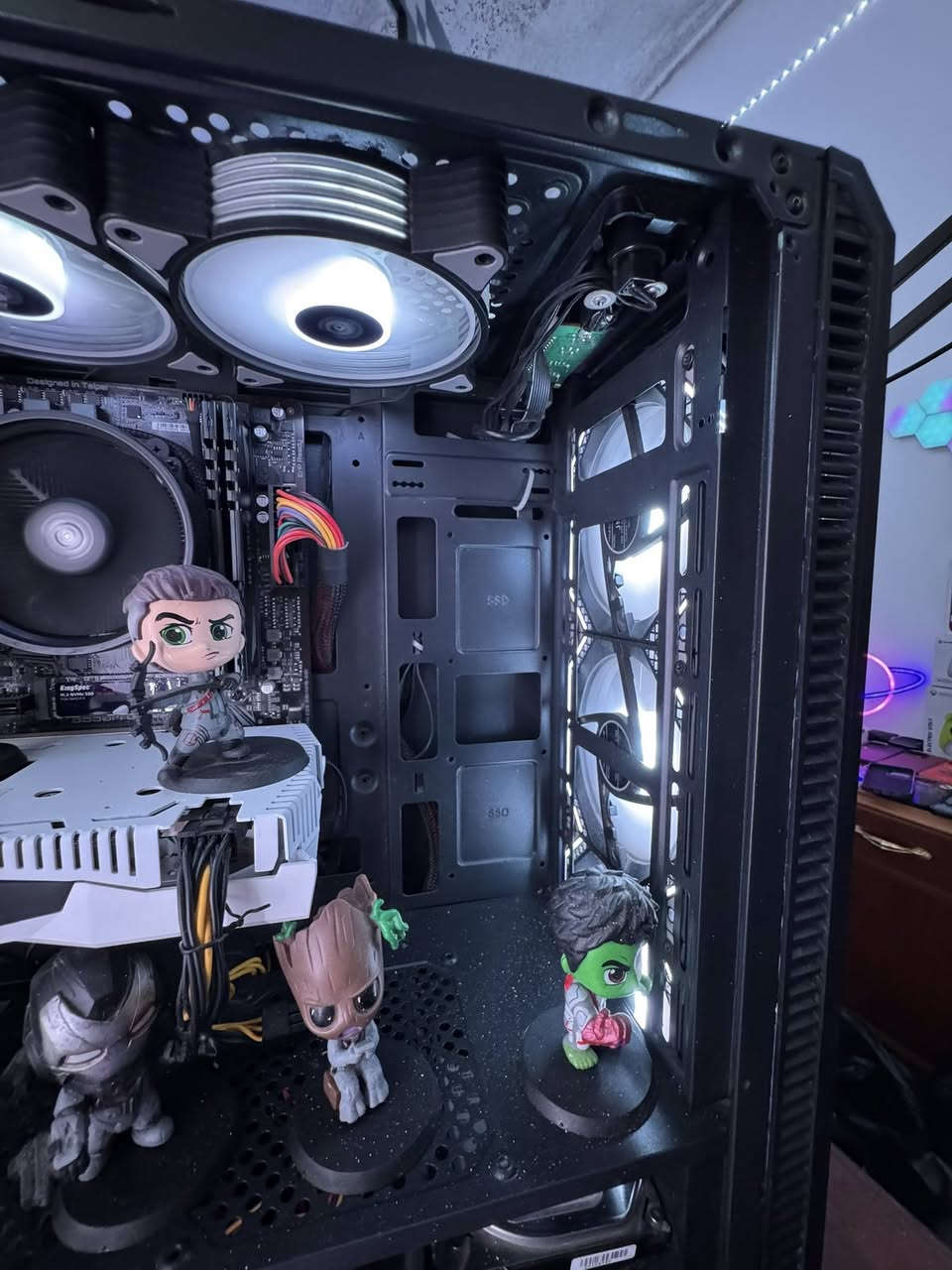 للبيع pc كلش نضيف 
معالج AMD Ryzen 5 3500x 6 core 
RAM 16 GB 
كارت شاشة 2060 سوبر 
مذر بورد GIGABYTE B550M GAMING
هارد 1TB SSD M.2
هارد 1TB HHD
السعر 650 وبيها مجال 

مكاني موصل 
متواجد اتصال :***********
