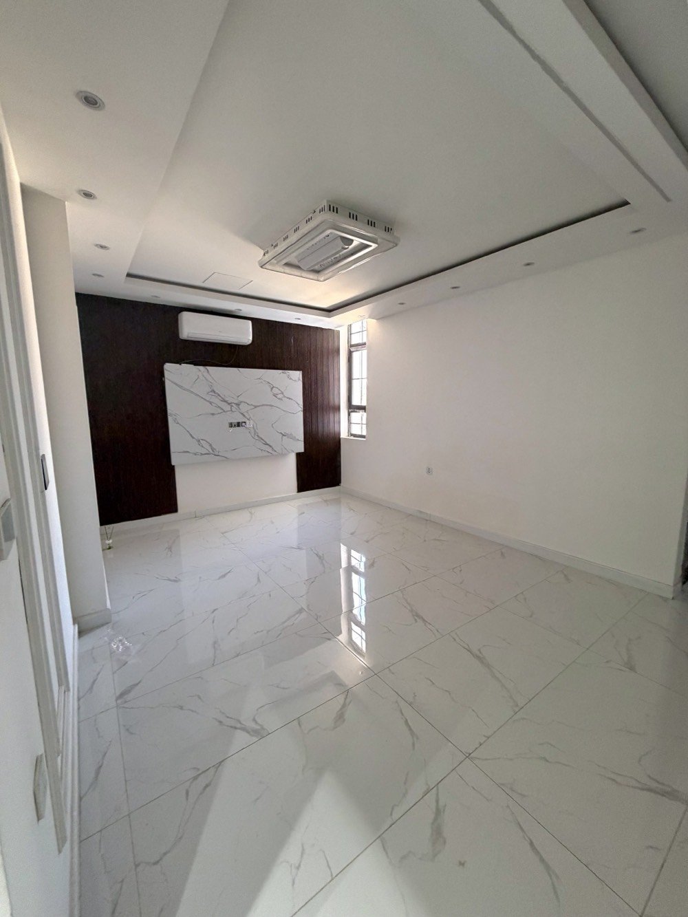 شقة حديثة للايجار في ابو نؤاس مطله على نهر دجلة الفرع بين شارع الكرادة داخل وابو نؤاس يوجد فيها :

غرفتين وصالة
حمامين
120 متر
الطابق الرابع
البناية حديثة جدا
كراج
حارس
بناية نظيفة وامنة
جرس مع بوابة الكترونية
باب تفتح بالبصمة
بلكونة واطلاله على نهر دجلة
زجاج مزدوج 
مصعد
سعر مليون ونص 
للتواصل ***********
