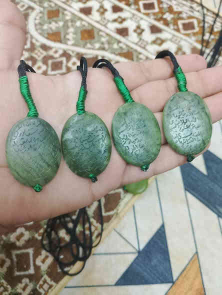 يا الله سلام عليكم اخوان متوفر حجر اليشم قلائد منقوش عليه آيات قرآنية من جهتين ايات الحفض و آيات الشفاء 
جمله و مفرد 
و متوفر خدمه توصيل جميع محافظات العراق 🚚
للاستفسار مراسله الصفحه او الاتصال على الرقم ***********
